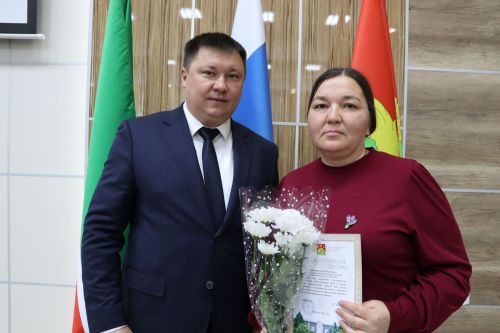 Яңа ел бәйрәмнәре уңаеннан, район башлыгы Айрат Җиһаншин авыл җирлеге хезмәткәрләре белән очрашты