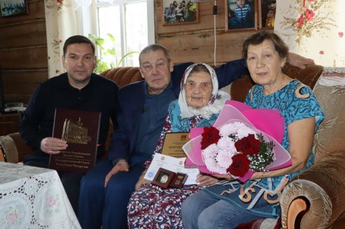 Халисә әби Гатауллина “Мактаулы остаз” күкрәк билгесе белән бүләкләнде