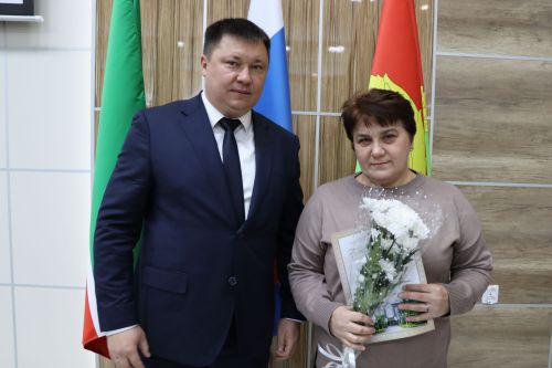 Яңа ел бәйрәмнәре уңаеннан, район башлыгы Айрат Җиһаншин авыл җирлеге хезмәткәрләре белән очрашты