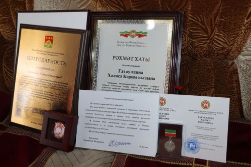 Халисә әби Гатауллина “Мактаулы остаз” күкрәк билгесе белән бүләкләнде