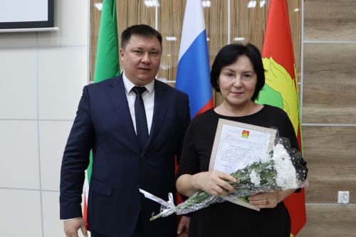 Яңа ел бәйрәмнәре уңаеннан, район башлыгы Айрат Җиһаншин авыл җирлеге хезмәткәрләре белән очрашты
