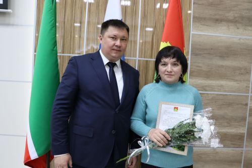 Яңа ел бәйрәмнәре уңаеннан, район башлыгы Айрат Җиһаншин авыл җирлеге хезмәткәрләре белән очрашты