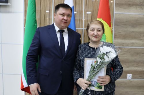 Яңа ел бәйрәмнәре уңаеннан, район башлыгы Айрат Җиһаншин авыл җирлеге хезмәткәрләре белән очрашты