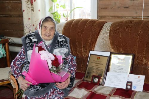 Халисә әби Гатауллина “Мактаулы остаз” күкрәк билгесе белән бүләкләнде