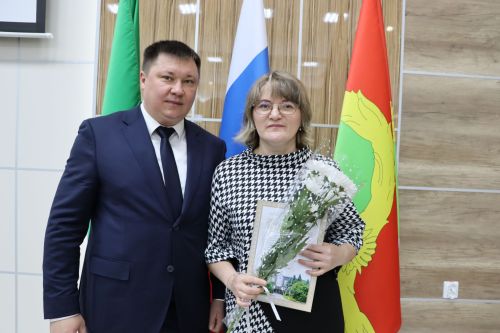 Яңа ел бәйрәмнәре уңаеннан, район башлыгы Айрат Җиһаншин авыл җирлеге хезмәткәрләре белән очрашты