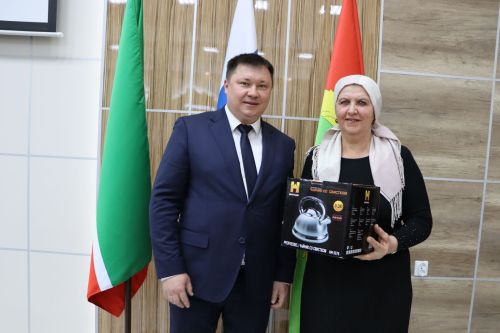 Яңа ел бәйрәмнәре уңаеннан, район башлыгы Айрат Җиһаншин авыл җирлеге хезмәткәрләре белән очрашты