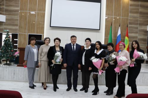 Яңа ел бәйрәмнәре уңаеннан, район башлыгы Айрат Җиһаншин авыл җирлеге хезмәткәрләре белән очрашты