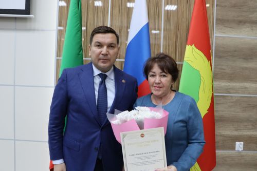 Яңа ел бәйрәмнәре уңаеннан, район башлыгы Айрат Җиһаншин авыл җирлеге хезмәткәрләре белән очрашты