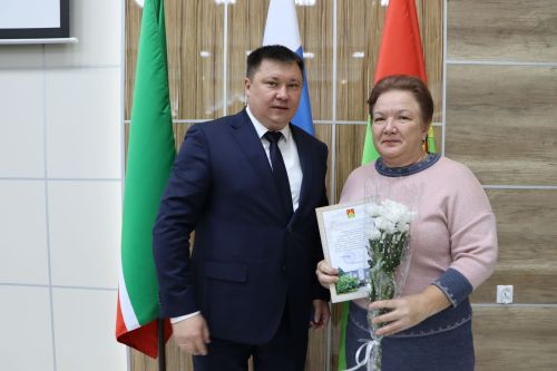 Яңа ел бәйрәмнәре уңаеннан, район башлыгы Айрат Җиһаншин авыл җирлеге хезмәткәрләре белән очрашты