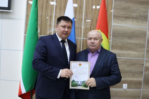 Яңа ел бәйрәмнәре уңаеннан, район башлыгы Айрат Җиһаншин авыл җирлеге хезмәткәрләре белән очрашты