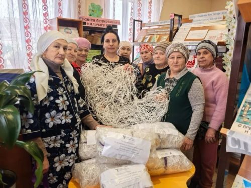 Морзалар волонтерлары үргән сеткаларны, тутырган чәйләрне гуманитар ярдәм җыю пунктына илтеп тапшырды
