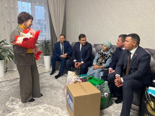 Республика кунаклары Чүрибураш авылында өлкән кешене тәрбияләүче гаиләдә булдылар