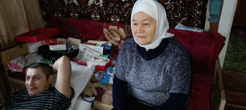 Урта Балтай авылында мөмкинлекләре чикләнгән авылдашларын күчтәнәчләре белән сөендерделәр