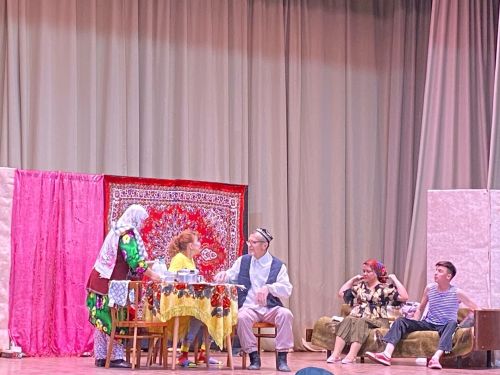 “Әйләнә сәхнә, әйләнә” драмтүгәрәге артистлары Апас сәхнәсендә чыгыш ясады