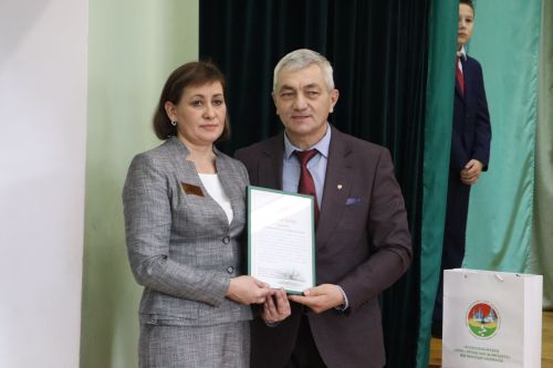 “Энекәш” китабы авторы Гөлүсә Закирова Борнаш мәктәбендә очрашуда катнашты