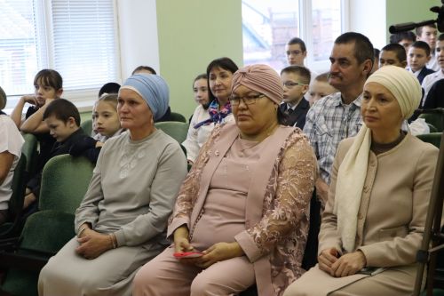 “Энекәш” китабы авторы Гөлүсә Закирова Борнаш мәктәбендә очрашуда катнашты