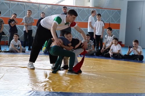 Апаста район башлыгы призларына көрәш ярышлары узды