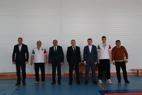 Апаста район башлыгы призларына көрәш ярышлары узды