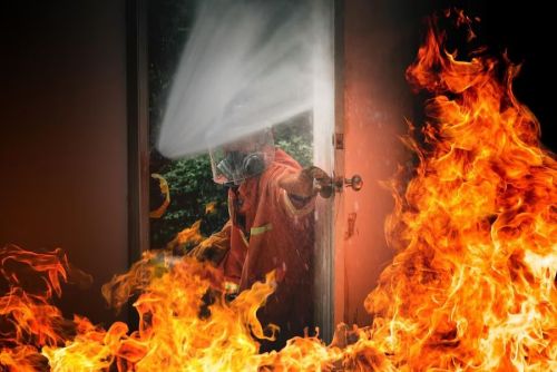 «Пожар в Куштово: дом уничтожен огнем, специалисты напоминают о правилах безопасности при использовании газа и электричества»
