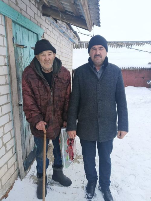 Апаста батыр Ил улларының якыннарына район башлыгы Айрат Җиһаншин исеменнән күчтәнәч-пакетлар тапшырыла