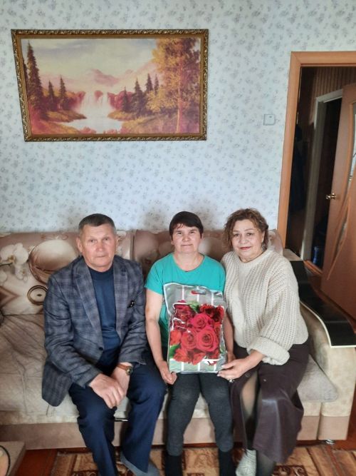Апаста батыр Ил улларының якыннарына район башлыгы Айрат Җиһаншин исеменнән күчтәнәч-пакетлар тапшырыла