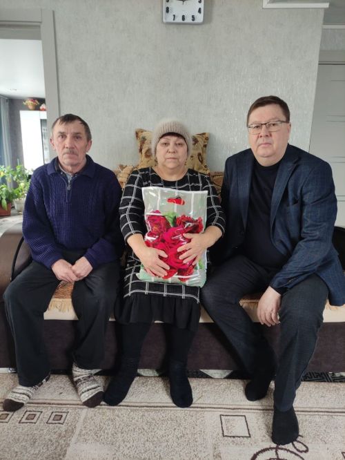 Апаста батыр Ил улларының якыннарына район башлыгы Айрат Җиһаншин исеменнән күчтәнәч-пакетлар тапшырыла
