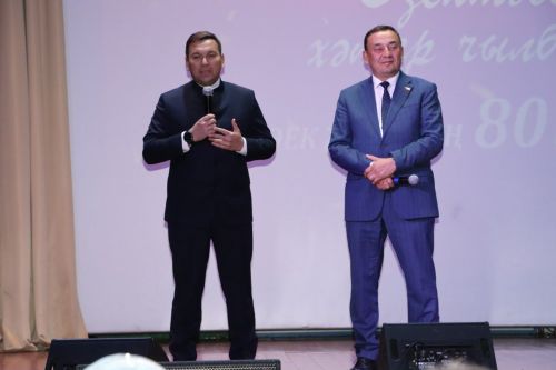 Апаста Бөек Җиңүнең 80 еллыгына багышланган бәйрәм концерты узды