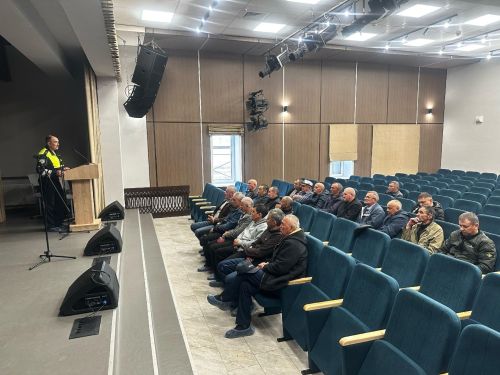 Апасның дәүләт инспекциясе хезмәткәрләре шоферлар белән очраша