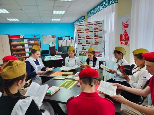 В Бакрчинской сельской библиотеке провели литературно-исторический час посвященный к 80-летию Великой Победы под названием «Читаем книги о войне»