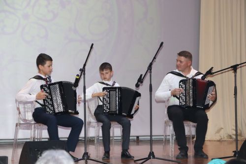 Апас балалар сәнгать мәктәбе иҗади хисап концертын тәкъдим итте