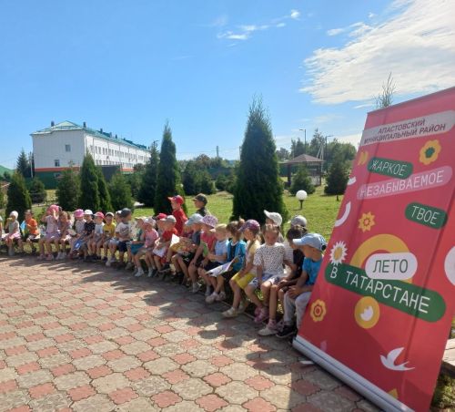 В Центральном парке культуры и отдыха Апастово прошел час фантазии «Рисуем лето на асфальте»
