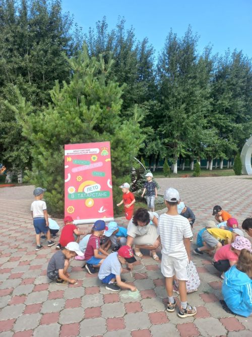 В Центральном парке культуры и отдыха Апастово прошел час фантазии «Рисуем лето на асфальте»