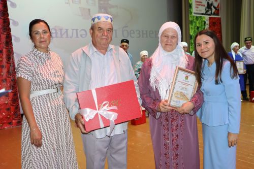 Апаста Алтын туйларын билгеләп үтүче олпат парлар бүләкләнде