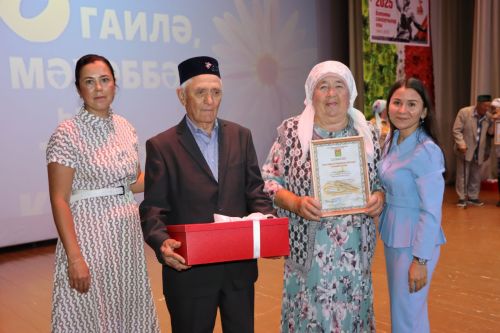 Апаста Алтын туйларын билгеләп үтүче олпат парлар бүләкләнде