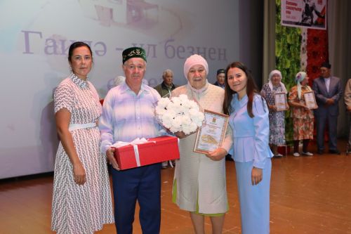Апаста Алтын туйларын билгеләп үтүче олпат парлар бүләкләнде