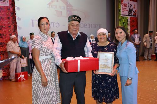 Апаста Алтын туйларын билгеләп үтүче олпат парлар бүләкләнде