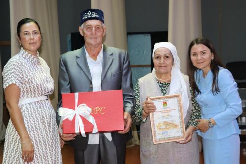 Апаста Алтын туйларын билгеләп үтүче олпат парлар бүләкләнде