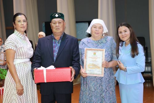 Апаста Алтын туйларын билгеләп үтүче олпат парлар бүләкләнде