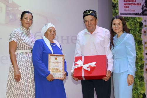 Апаста Алтын туйларын билгеләп үтүче олпат парлар бүләкләнде