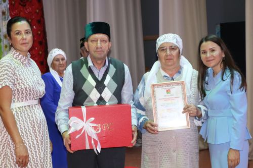 Апаста Алтын туйларын билгеләп үтүче олпат парлар бүләкләнде