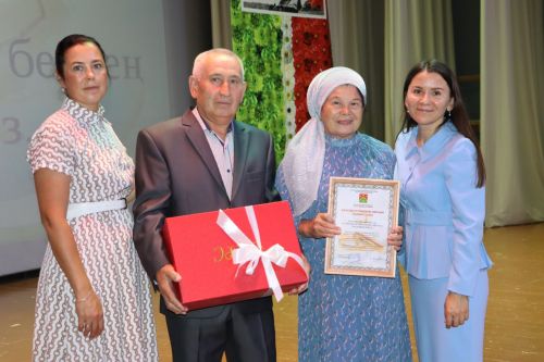 Апаста Алтын туйларын билгеләп үтүче олпат парлар бүләкләнде