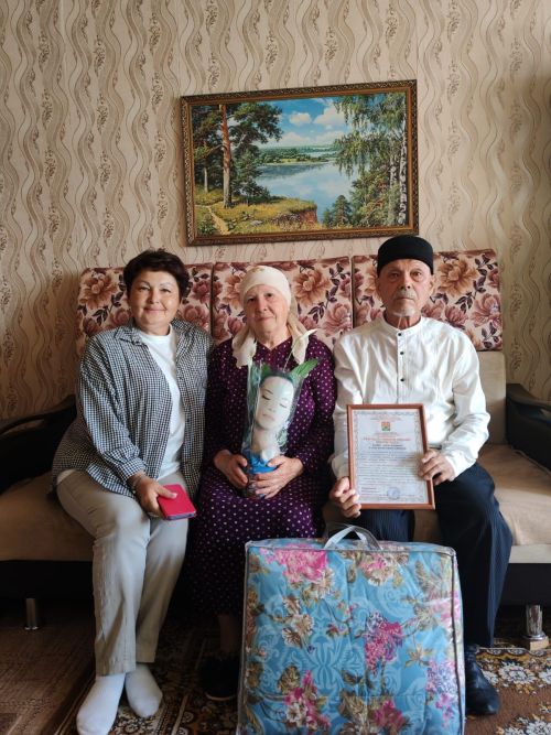 Апаста Габделбарый һәм Роза Сафиннар гаиләсен хөрмәтләделәр