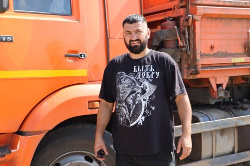 Дмитрий Базулин на своем «КамАЗ»е участвует в уборочных работах