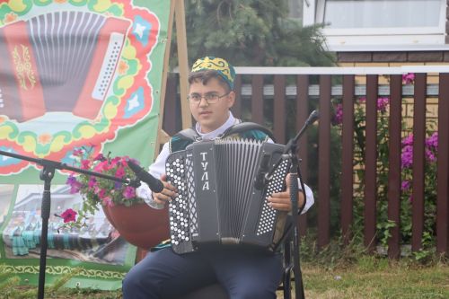 Иске Әнәле авылы гармун моңнарына күмелде