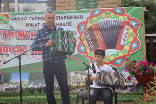Иске Әнәле авылы гармун моңнарына күмелде
