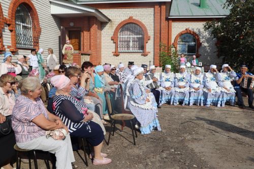 Апас Туган якны өйрәнү музее коллективы алма бакчасында кунак итте