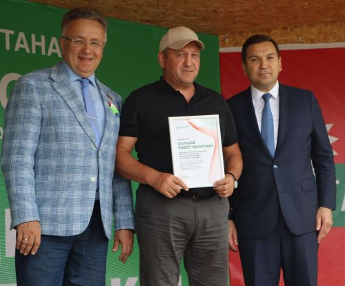 Роберт Сәлахов ишегалларын матурларга да вакыт таба