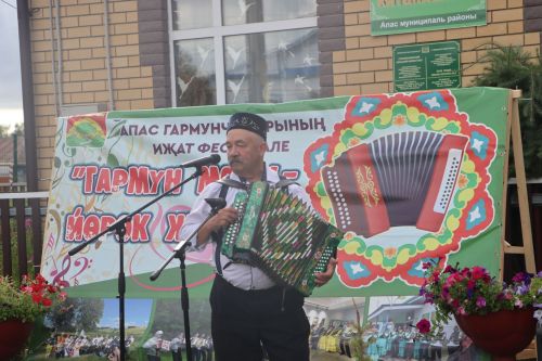 Иске Әнәле авылы гармун моңнарына күмелде