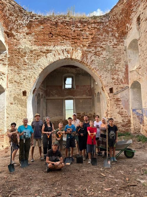 Жители района помогли физически и финансово в очистке Никольского храма в селе Ишеево