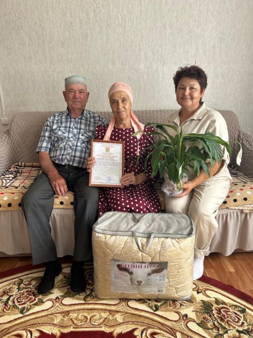 Апаста яшәүче Нәҗип абый һәм Фәнсирә апа Сәмигуллиннар зөбәрҗәт туйларын билгеләп үттеләр